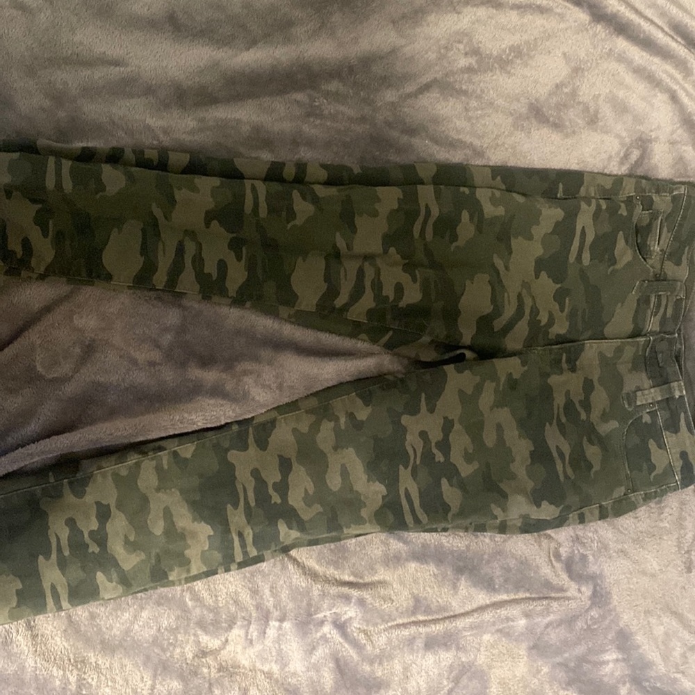 Universal thread camo cropped jeans size 4/27